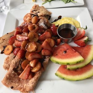 Crêpes fraises et bananes at Vegano in Montreal