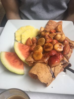 Crêpes fraises bananes at Vegano in Montreal