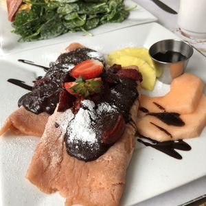 Crêpes roulées au chocolat et fraises at Vegano in Montreal