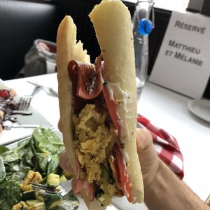 Sandwich déjeuner Vegano at Vegano in Montreal