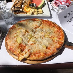 Pizza aux artichauts at Vegano in Montreal