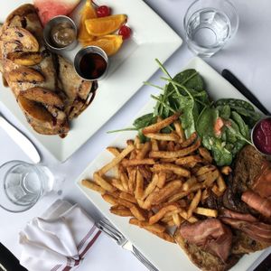 Slam pain doré et Crêpes aux pêches caramélisées at Vegano in Montreal