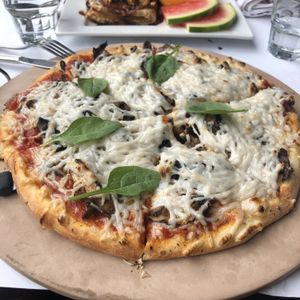 Pizza aux champignons at Vegano in Montreal