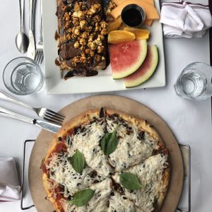 Pizza aux champignons et Gaufres au caramel at Vegano in Montreal