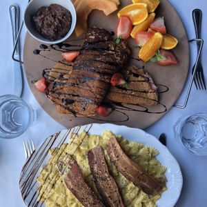 Mac & cheeze bacun et Crêpes aux fraises at Vegano in Montreal