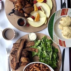 Pain doré bacun slam et Crêpes aux pommes caramélisées avec Mac & cheeze frit at Vegano in Montreal