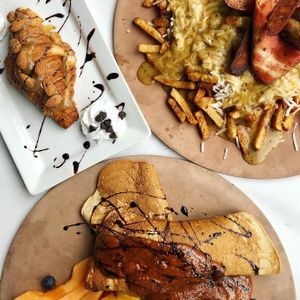 Crêpes au caramel, Poutine aux fausses viandes, Croissant aux amandes at Vegano in Montreal