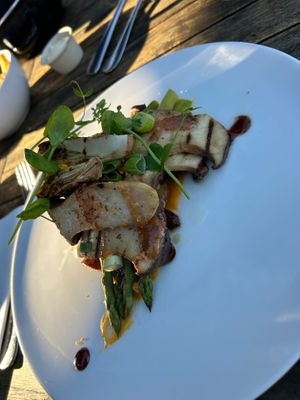 Steak van kruisdisteloesterzwam met gegrilde little gem, crème van bataat, kweeperengelei & balsamico en roseval aardappelen at Loods Lunge Restaurant in West-terschelling