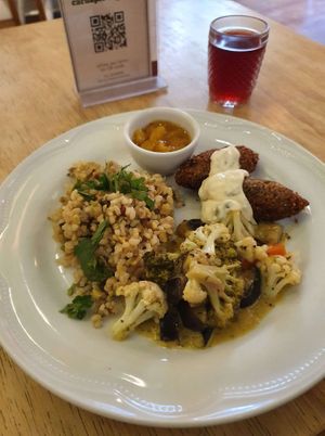 Main Course:
- Kibbeh with homemade tartar sauce
- Vegetables with passion fruit and herb sauce
- Rice with parsley, toasted sunflower seeds, leeks and herbs
- Mango chutney at Mantra Gastronomia e Arte in Porto Alegre