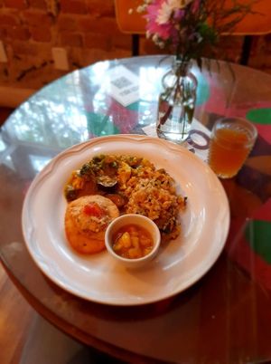 Main Course:
- Yellow Curry (vegetables with moranga cream base)
- Puri with chickpea paste and fried tomato
- Rice with cabbage and carrot
- Banana chutney at Mantra Gastronomia e Arte in Porto Alegre