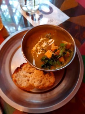 Starter:
- Pea cream
- Coconut bread with coriander seeds at Mantra Gastronomia e Arte in Porto Alegre