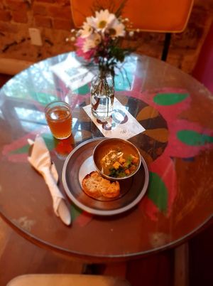 Starter:
- Pea cream
- Coconut bread with coriander seeds
- Lemongrass tea, honeydew and ginger at Mantra Gastronomia e Arte in Porto Alegre