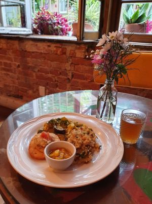 Main Course:
- Yellow Curry (vegetables with moranga cream base)
- Puri with chickpea paste and fried tomato
- Rice with cabbage and carrot
- Banana chutney Lemongrass tea at Mantra Gastronomia e Arte in Porto Alegre