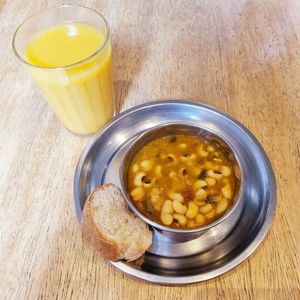 Entrada: dhal de grãos com legumes e pão gengibre e raspas de limão (+ suco de laranja) at Mantra Gastronomia e Arte in Porto Alegre