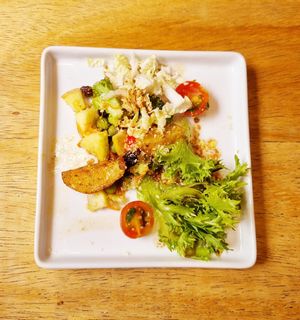 Salada: mix de folhas verdes, quinoa, maçã, uva passa, e brócolis, batata baby rústica, tomate cereja marinada em ervas at Mantra Gastronomia e Arte in Porto Alegre