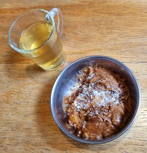 Sobremesa: ganashe de morango e cacau com banana e aveia crocante + chá de lípia e especiarias at Mantra Gastronomia e Arte in Porto Alegre