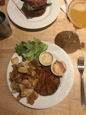 Hambúrguer no prato!  at Mantra Gastronomia e Arte in Porto Alegre