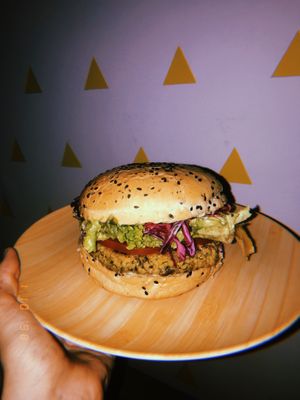 Tele entrega de hambúrguer  at Mantra Gastronomia e Arte in Porto Alegre