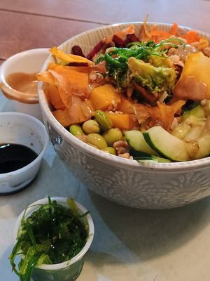 Brown rice 🍚 edamame 🫛 mango 🥭 avocado 🥑 cucumber 🥒 carrots 🥕 beetroot, sweet potato chips 🍠 seawead, Thai peanut 🥜 butter dressing at Tiki Fresh Food in Puerto Penasco