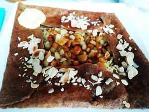 Galette mit Kartoffel, Hummus, Mandel, veganer Käseersatz at Ty Veg in Perros-guirec