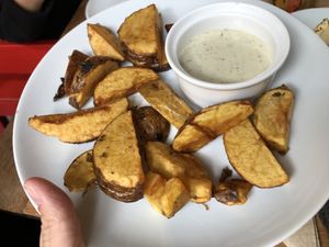 Kartoffelspalten mit veganem Dip.  at Muellers Cafe in Schwerin