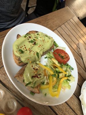 Geröstetes Avocadobrot at Muellers Cafe in Schwerin