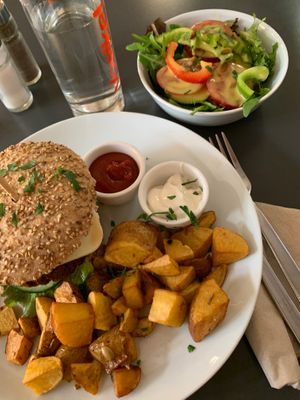 Veganes Grünkernburger-Menü mit Kartoffelecken und Salat at Muellers Cafe in Schwerin