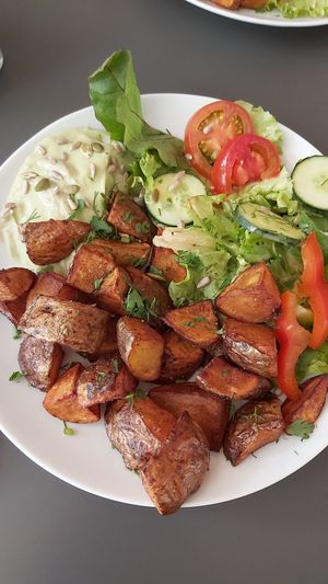 Wedges with avocado dip at Muellers Cafe in Schwerin