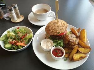 Veganes Burger Menü mit Lupinen-Milchkaffee mit Hafermilch at Muellers Cafe in Schwerin