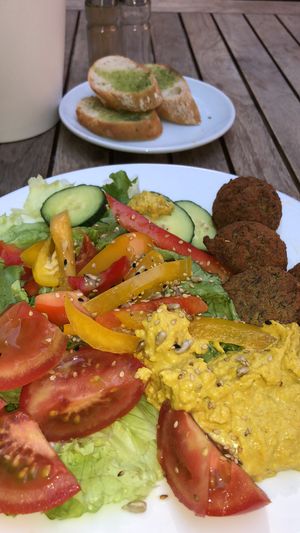 Salatteller mit Falafelbällchen, Hummus und Brot - lecker war‘s at Muellers Cafe in Schwerin