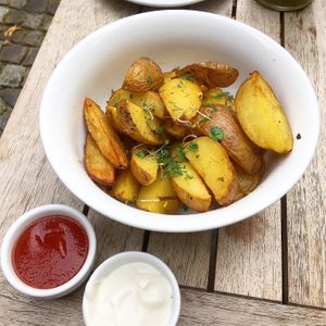 Potato wedges with katchup and vegan mayo at Muellers Cafe in Schwerin
