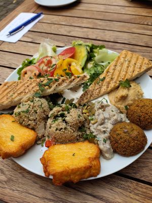 Falafel Halumi Teller at Muellers Cafe in Schwerin