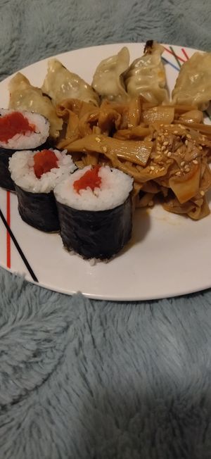 Gyoza, hosomaki de nabo, ensalada de bambú (menma) at V-Ramen - Alvaro Obregon in Mexico City