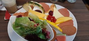 Salatdressing war lecker, Wurstersatz ebenfalls at Cafe Jolie in Regensburg