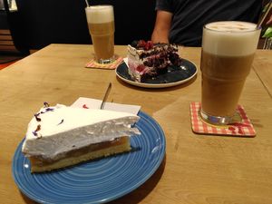 Vorne Apfelschmand, hinten Beerentorte, natürlich vegan at Cafe Jolie in Regensburg