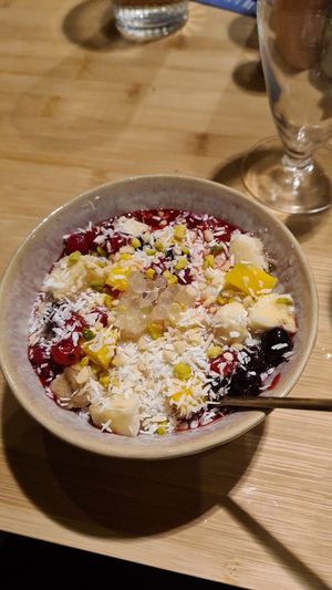 Chia Pudding mit Joghurt und Obst at MakiMaki Sushi Green in Cologne