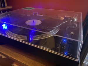 Music comes from a record player 😍  at MakiMaki Sushi Green in Cologne