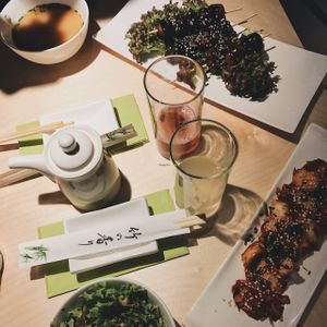 vegan BBQ meat, kimchi, miso soup, starter salad, all was so good at MakiMaki Sushi Green in Cologne