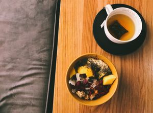 Cup of green tea and açaí bowl at Coffee&Cake in Zadar