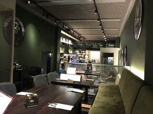 Zicht vanaf de achterste tafel in het restaurant, op een verhoging. Enkel glas, dus wel een beetje fris in de winter toen wij er waren. at Mooshka in Amsterdam