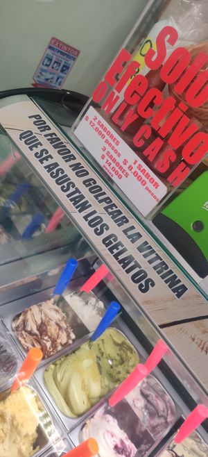 "Please don't touch the glass, it will scare the Gelato" 🤣 at Gelateria Tramonti in Cartagena