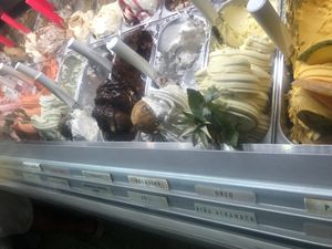 The first row are all vegan 🌱  at Gelateria Tramonti in Cartagena