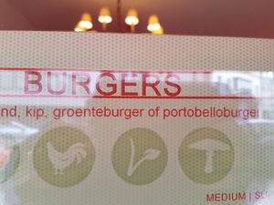 The only vegan option I saw was 'possibly' the portobello burger at Deluxe Burger in Aalst