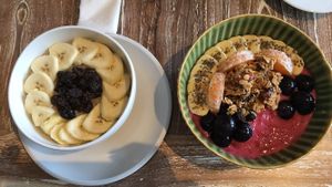 Oats and berry smoothie bowl at Bodhi Leaf Eatery in Denpasar