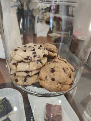 Galletas de avena con mantequilla de cacahuete, plátano y chocolate 🤤 veganas at Sweet36 in Madrid