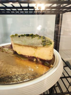 Tarta de pistacho vegana at Sweet36 in Madrid