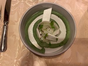 Rosa di cetriolo feta basilico e limone con hummus di ceci alla spirulina at Gambrinus in San Polo Di Piave