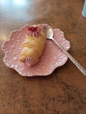 Schaumrolle mit Himbeercreme at Balans Bistro in Bratislava