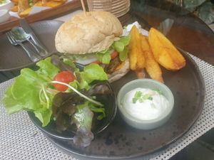 Khảo soi burger - 8.5/10 at Reform Kafe in Chiang Mai