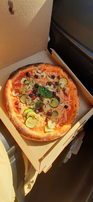 Vegan pizza at Mani in Pasta in Milan